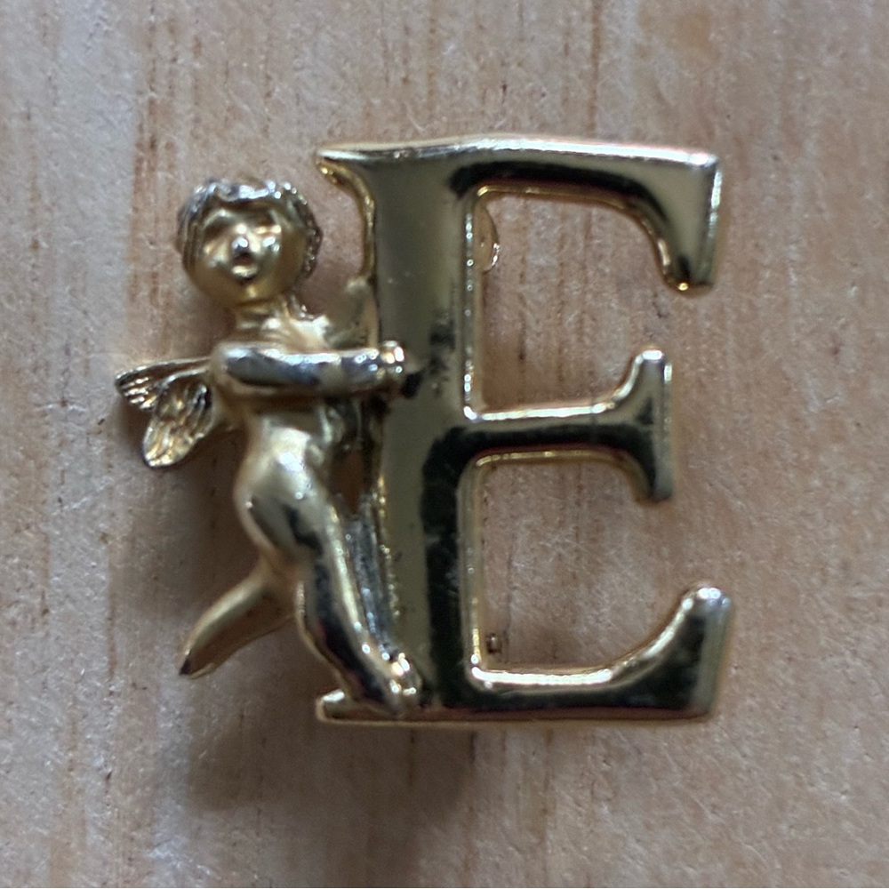 L Razza Gold Tone E Initial Guardian Angel Cherub Lapel Brooch Pin 1”